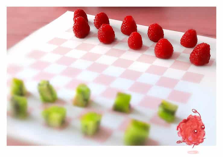 Apprendre les échecs aux enfants avec des fruits à manger