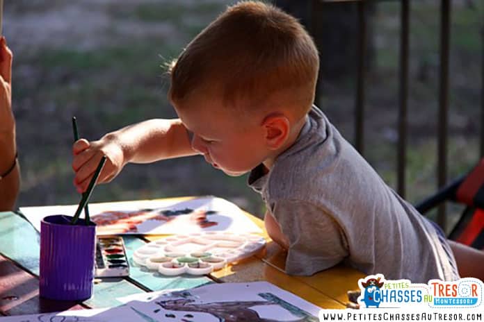 Enfant qui s'amuse à peindre