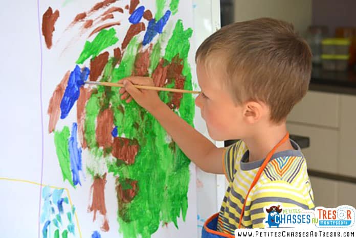 Un enfants fait de la peinture abstraite