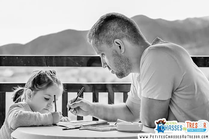 Un père montre à sa fille comment dessiner
