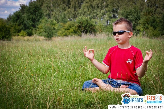 Un enfant zen dans la nature