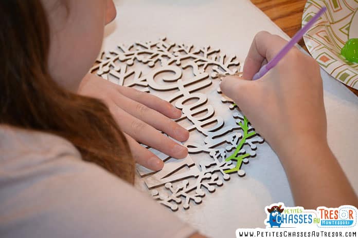 Un enfants colorie un motif en volume