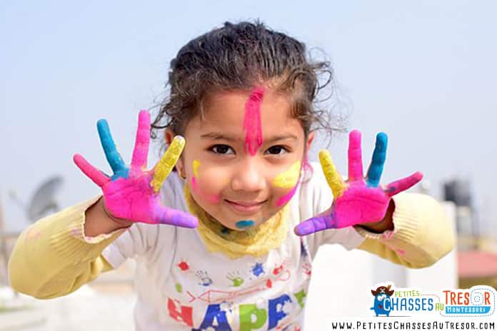 un petit fille plein de peinture