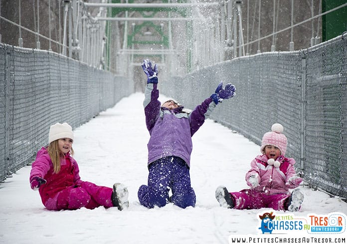 enfants qui jouent dans la neige en hiver