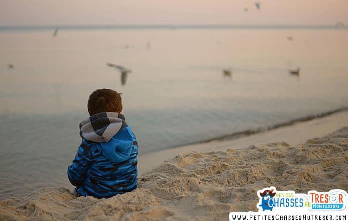 Enfant qui observe la mer