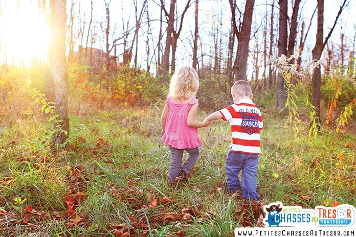enfants qui courent dans la nature