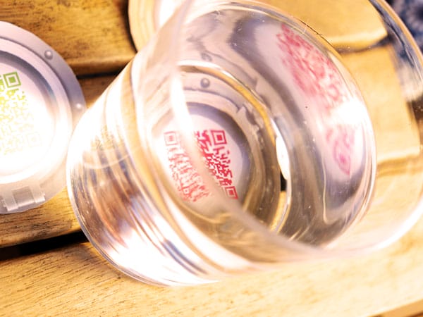 Un indice caché sous un verre d'eau