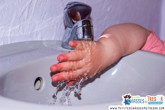 Se laver les mains pour cuisiner avec les enfants comme au quotidien