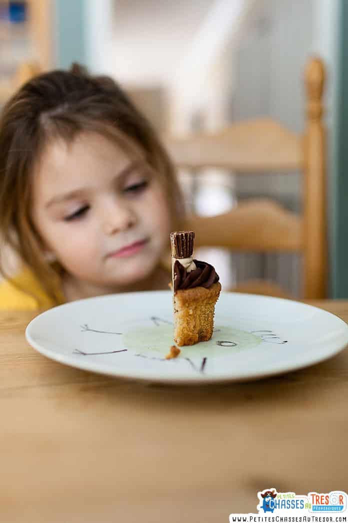 Cuisine enfant Enfant qui regarde un gateau