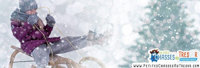 Luge à Noël Enfant dans la neige
