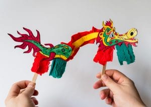 Un coloriage de dragon découpé pour faire une marionnette